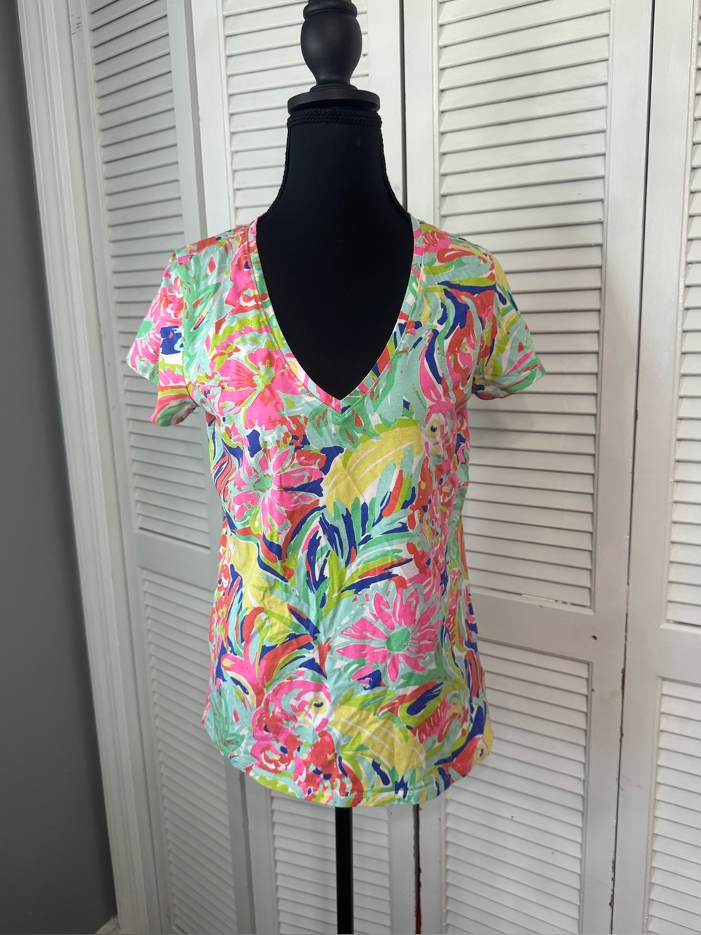Lilly Pulitzer Michele Scuba to Cuba Multi Floral V-Neck Short Sleeve Top Medium